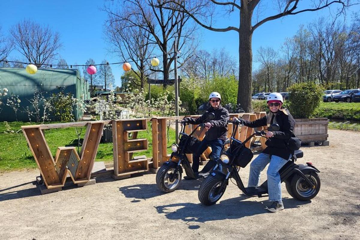 to personer på motorsykler på en lekeplass