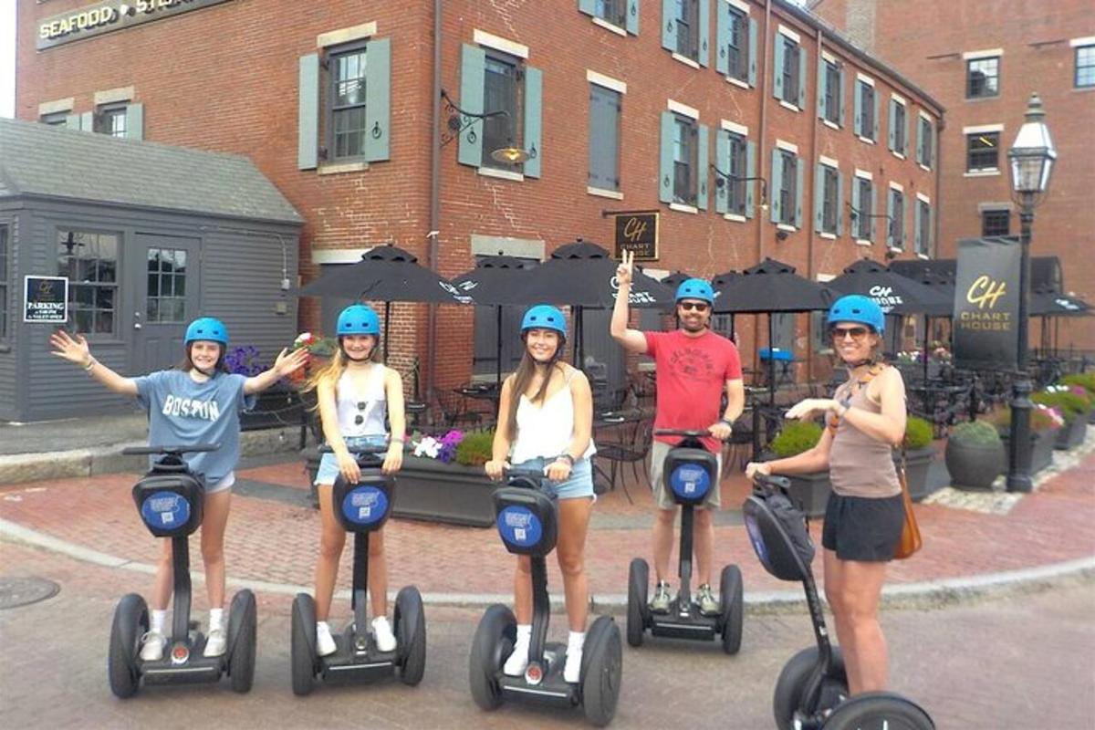 skupina lidí jedoucích na segwayích