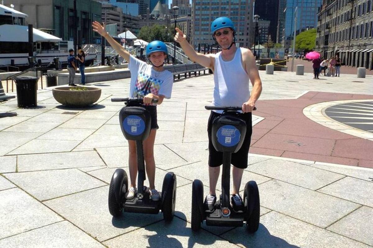 muž a mladá dívka jedoucí na segwayích