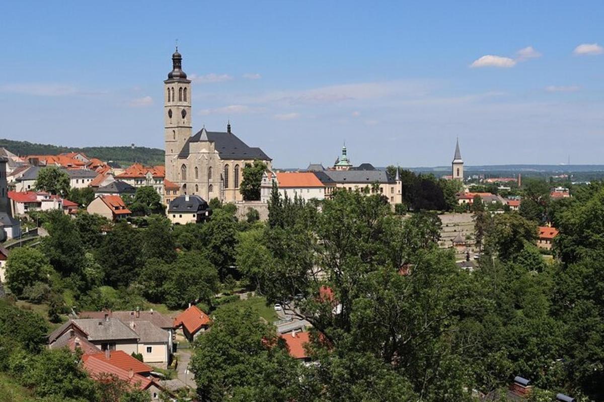 une ville avec un grand bâtiment avec une tour d'horloge