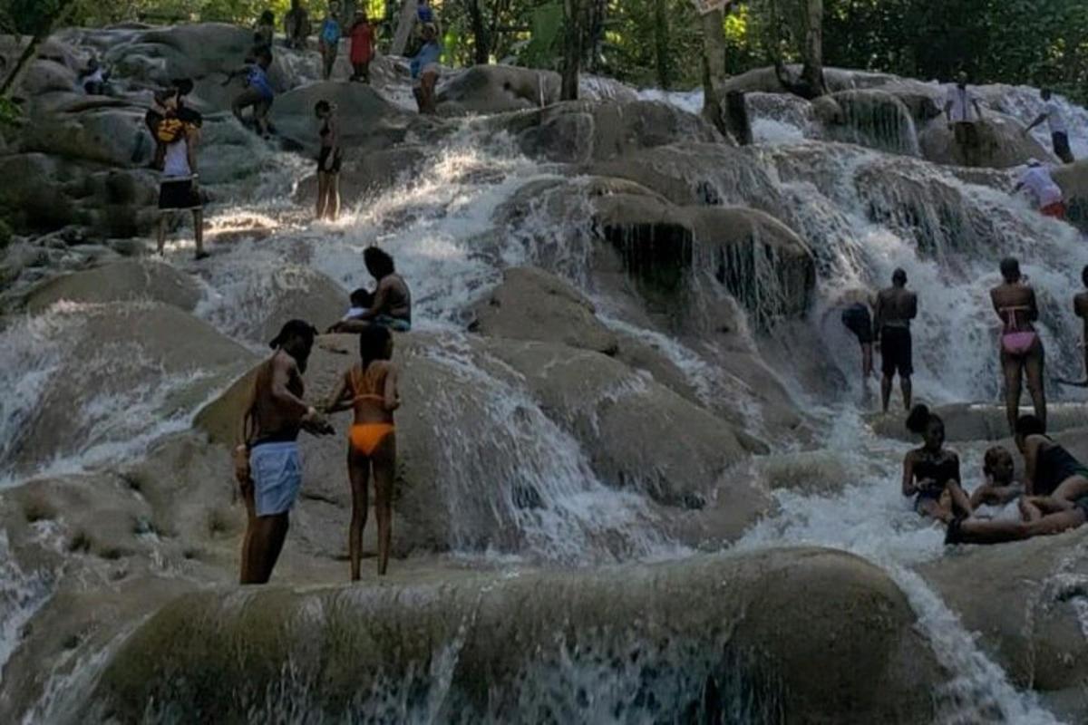 un gruppo di persone in piedi sulle rocce in una cascata
