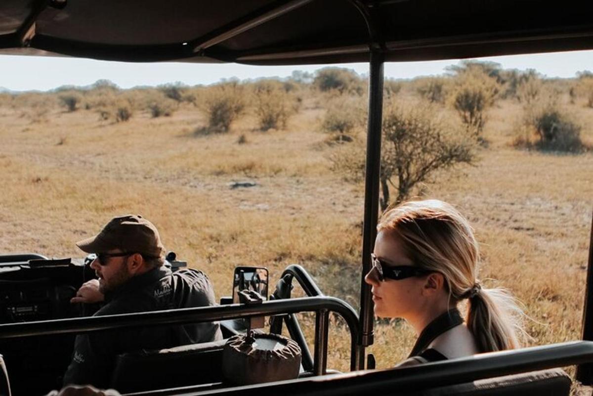 muž a žena sedící ve vozidle na safari