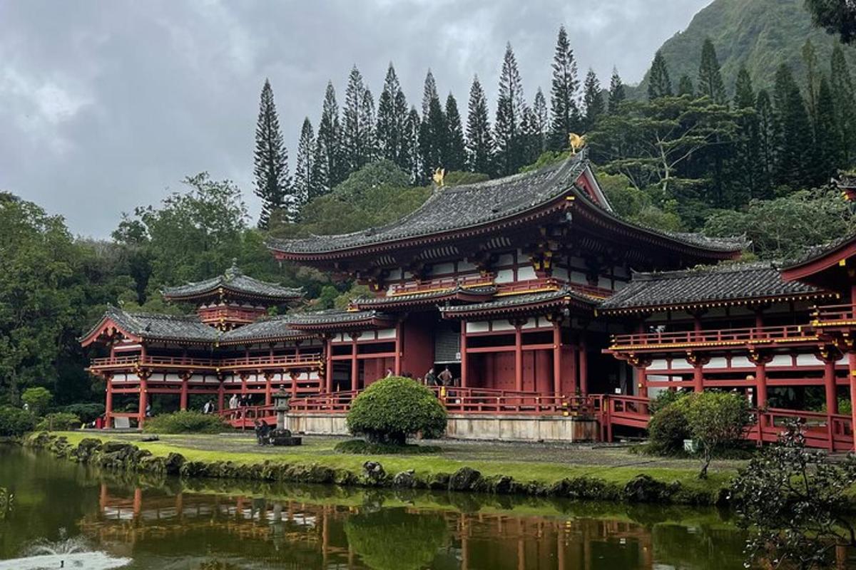 一栋位于水边的亚洲风格建筑