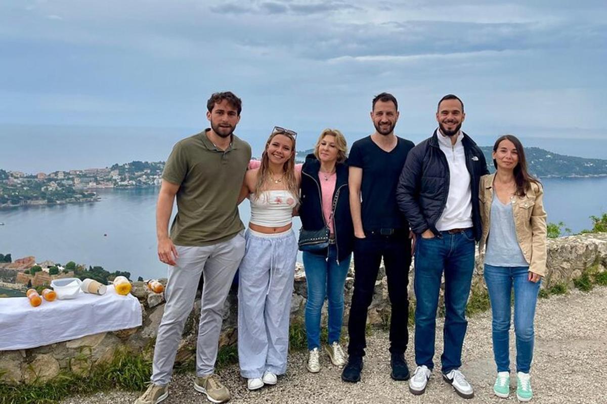 un grup de persones posant per a una foto a la muntanya