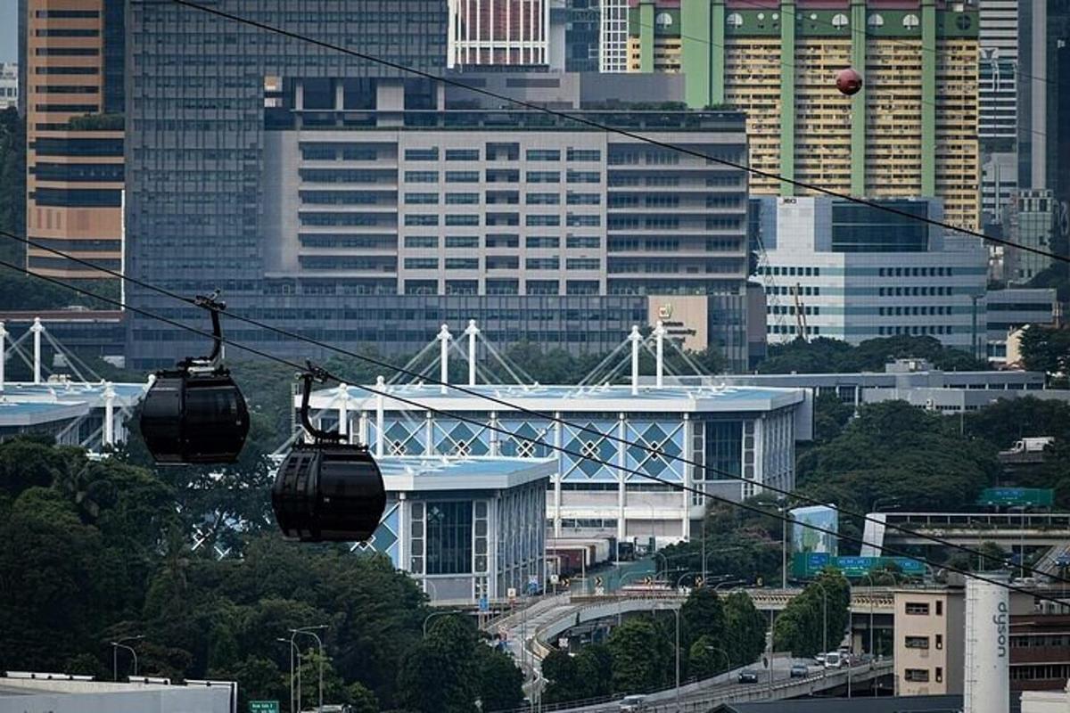 uma vista de uma cidade com uma gôndola