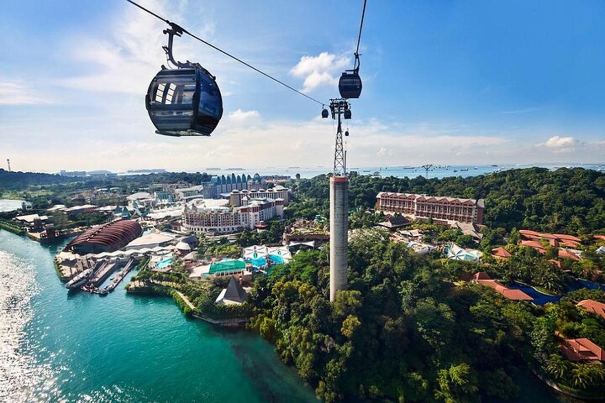 una gondola che vola sopra un fiume con una città