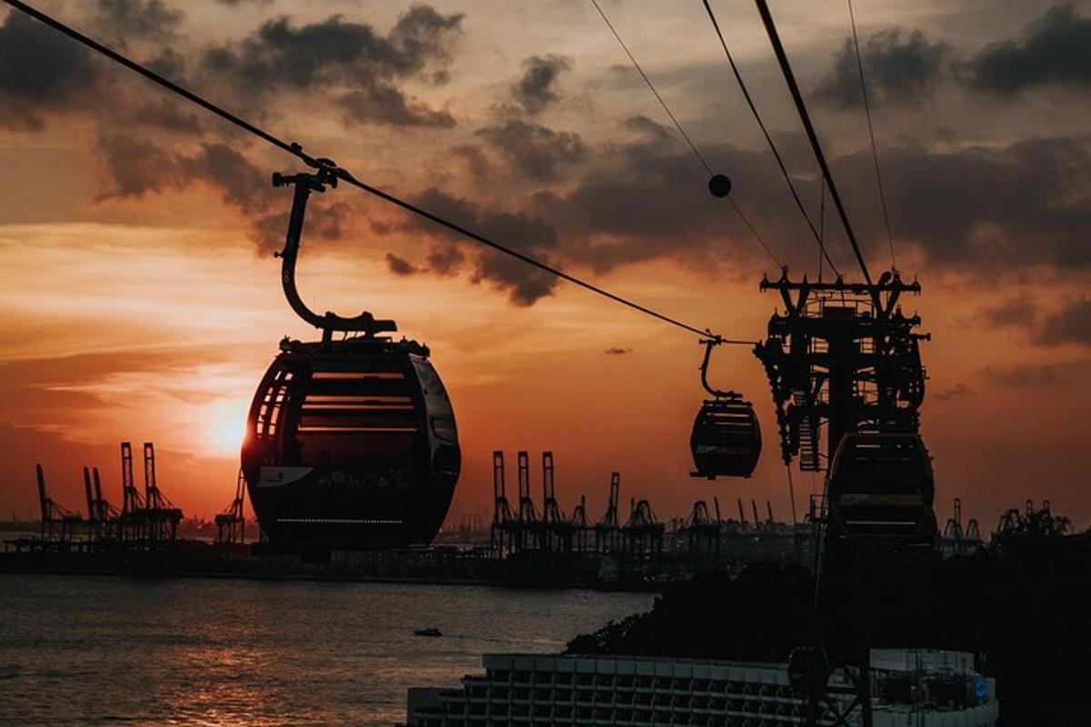 un giro in gondola al tramonto in un porto