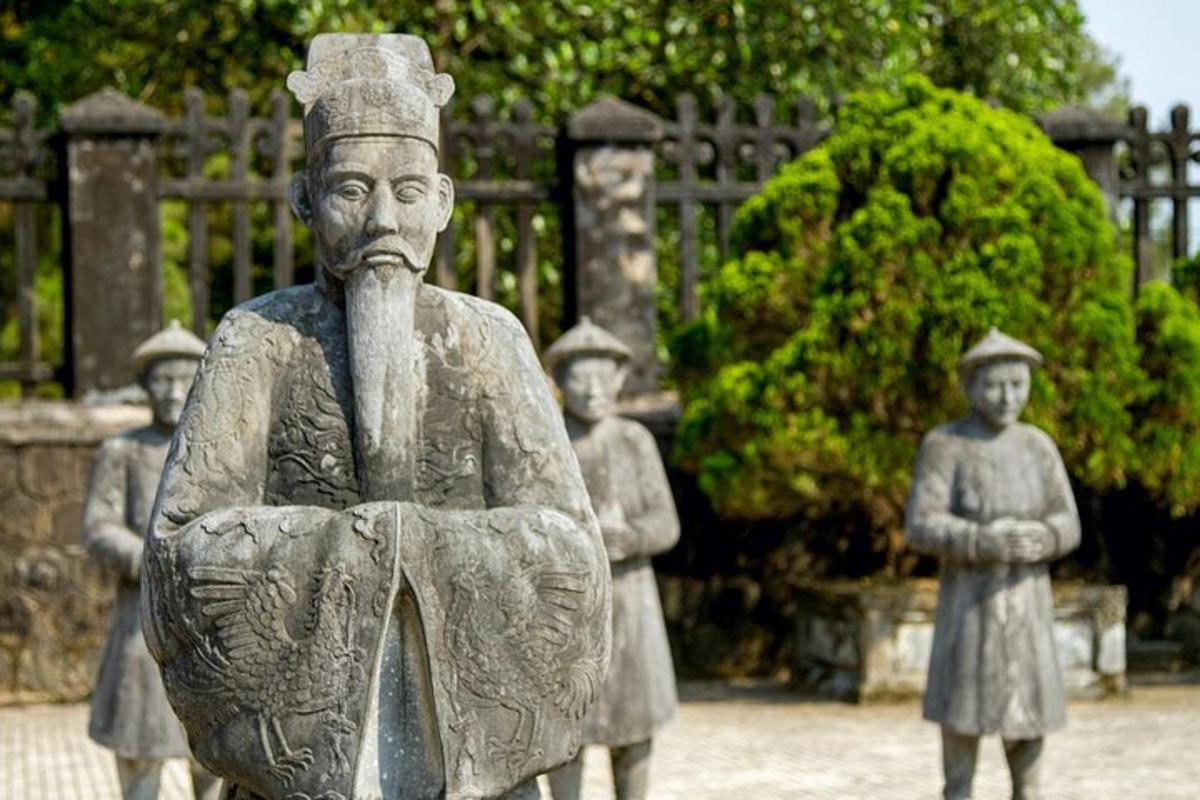 une statue d'un homme avec des enfants devant une clôture