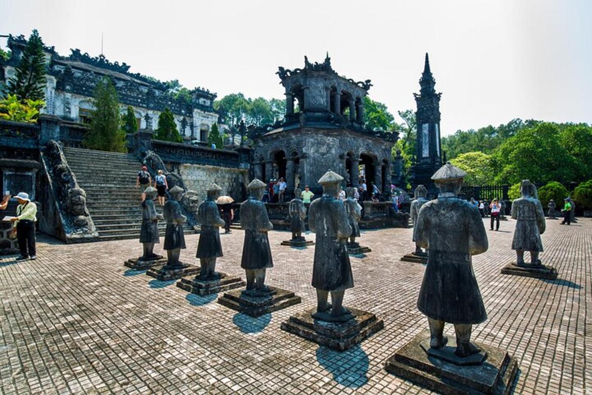 Un grupo de estatuas de personas en un patio.
