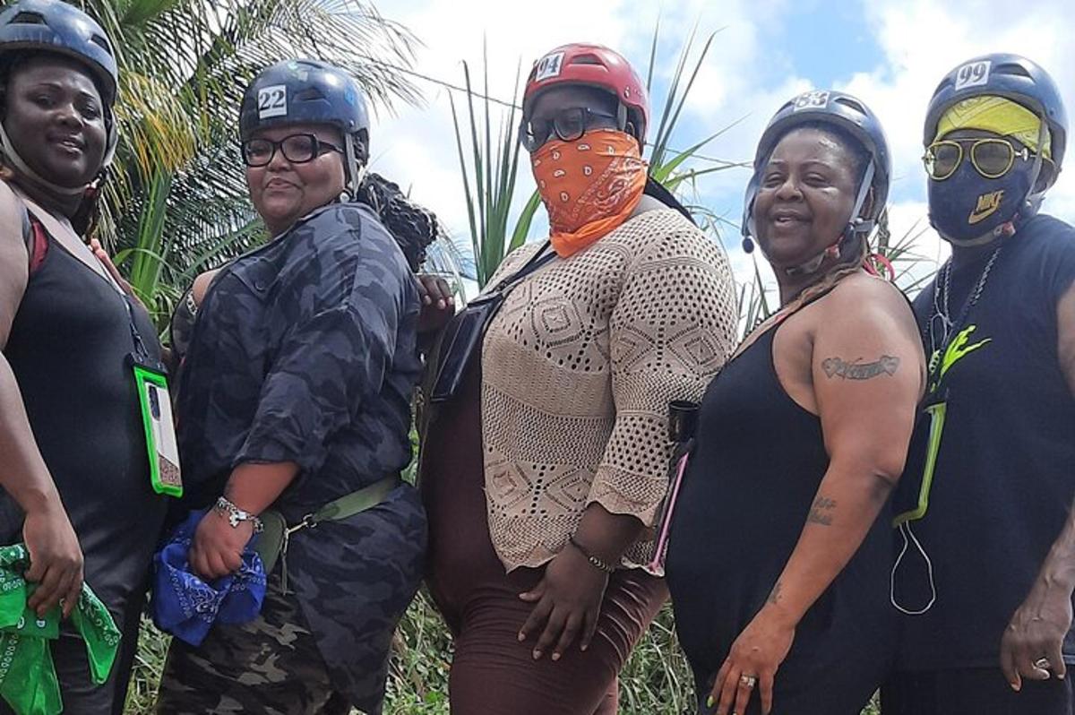 un grupo de mujeres con cascos y yelmos