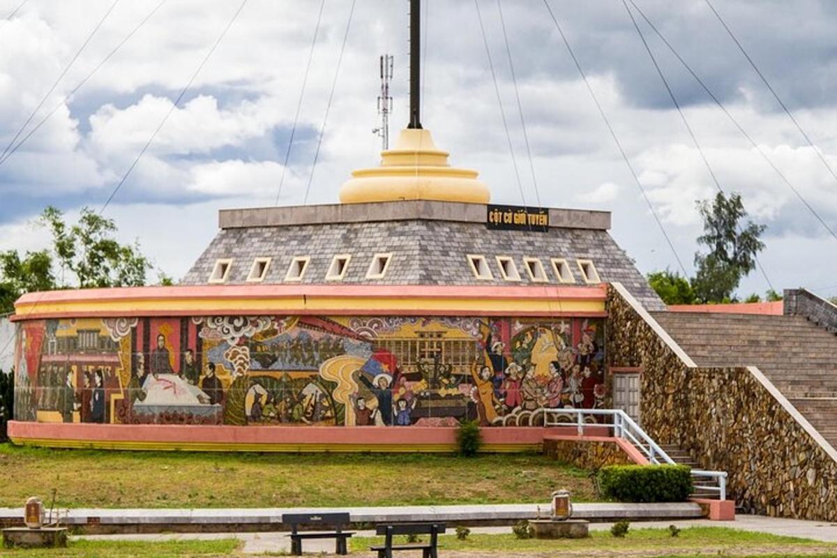 un edificio con un murale sul lato