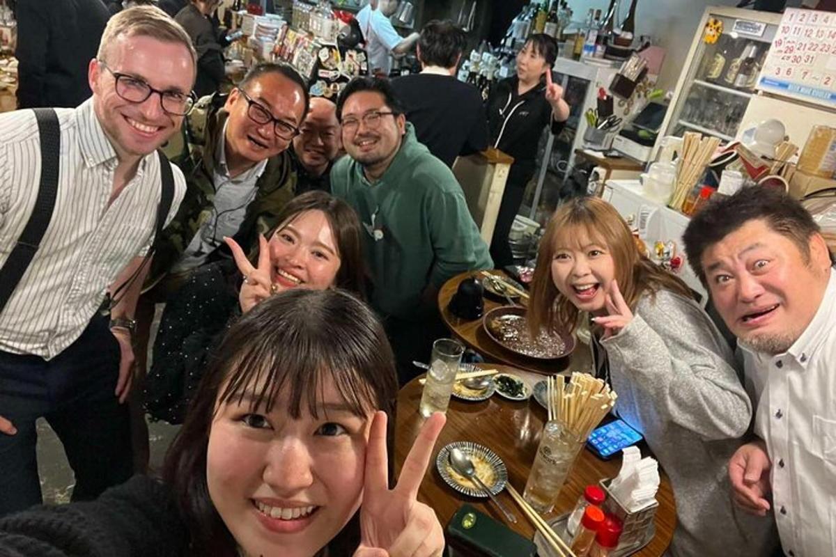un grup de oameni care pozează pentru o fotografie la un restaurant