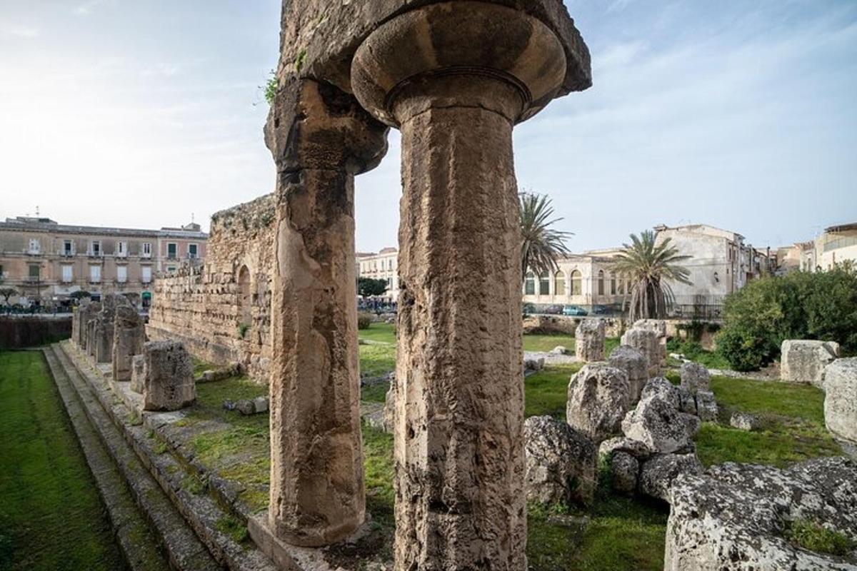 μια στήλη στα ερείπια ενός κτιρίου