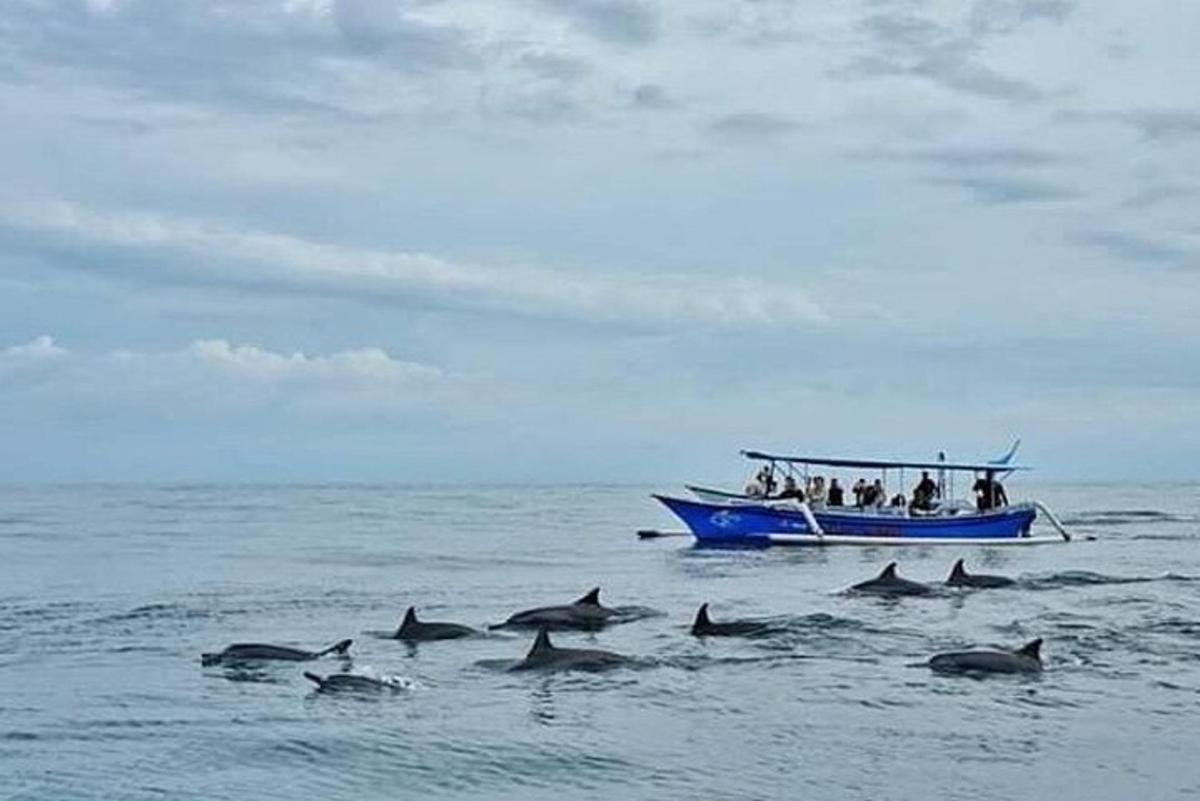 skupina ljudi v čolnu v oceanu
