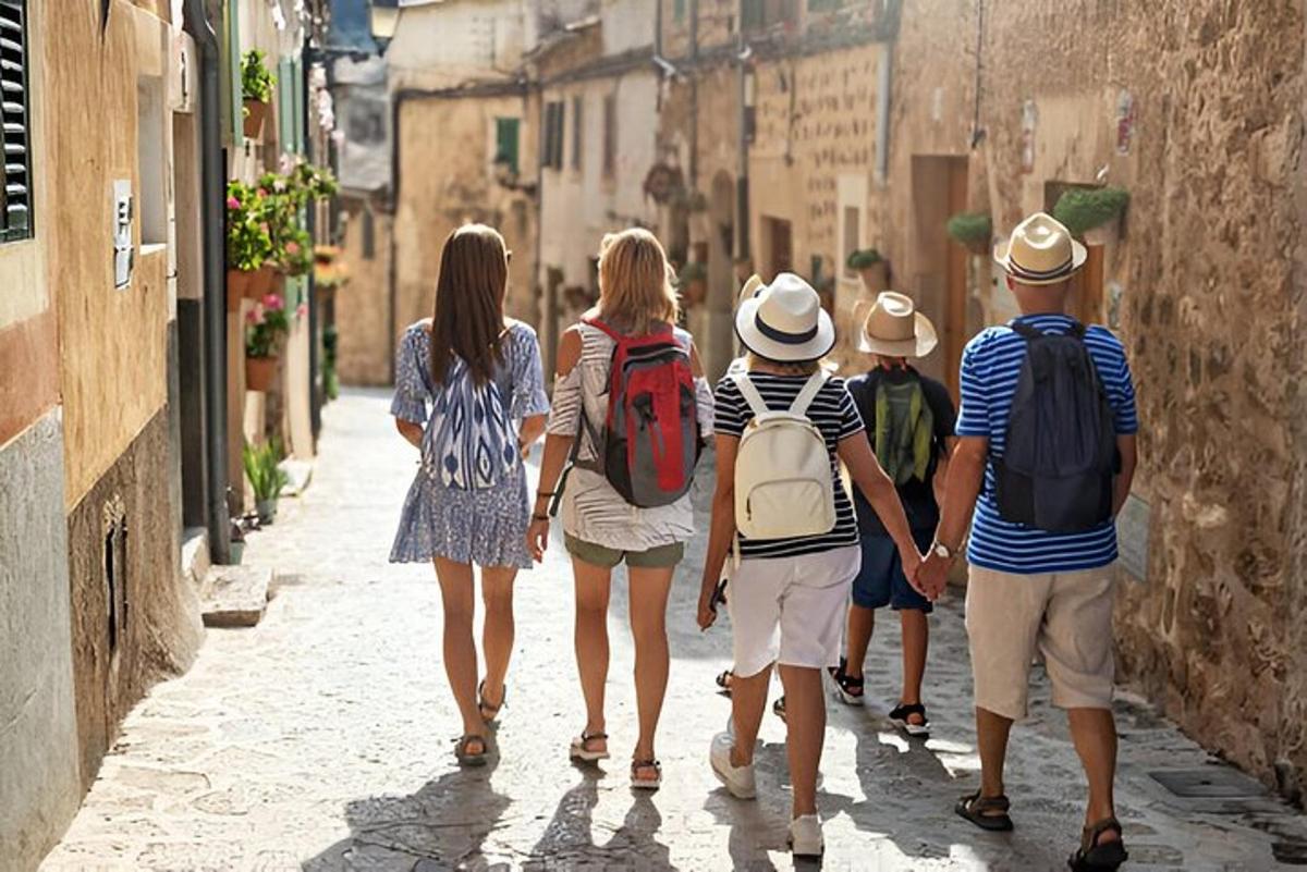 un grup de persones caminant per un carreró
