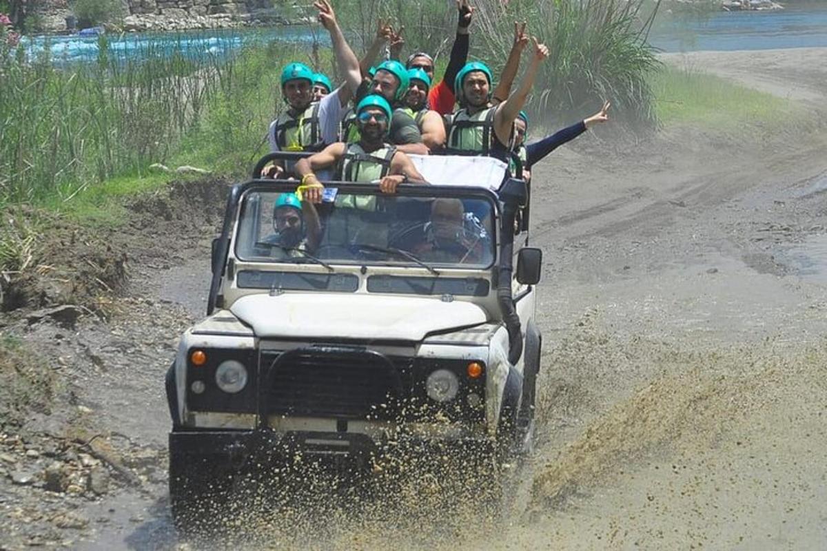un grup de oameni care călătoresc în spatele unui jeep