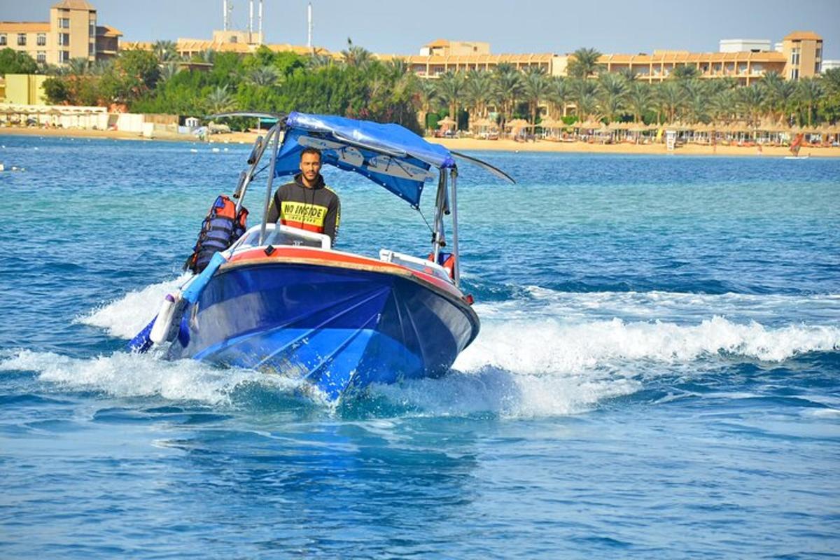 un uomo su una barca blu in acqua
