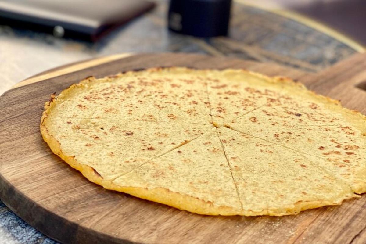 tortilla ležící na dřevěném prkénku