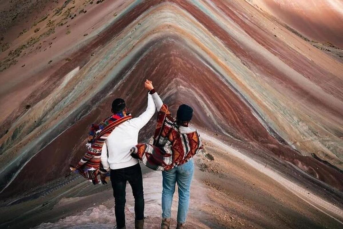 dalawang tao ang nakatayo sa ibabaw ng isang rock formation