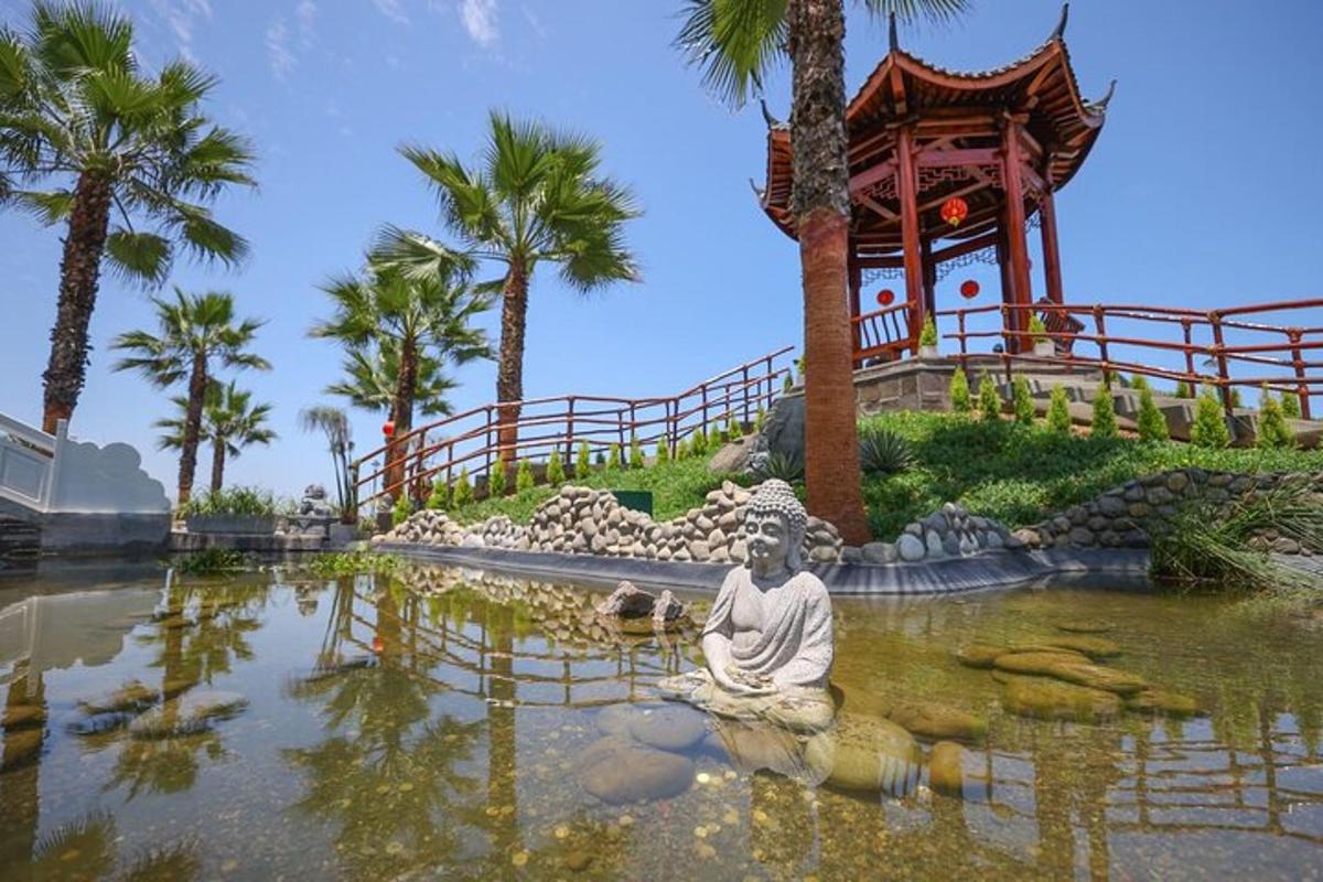 en statue i et tjern foran en pagode