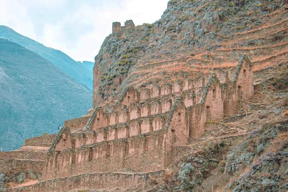 un edificio en la ladera de una montaña