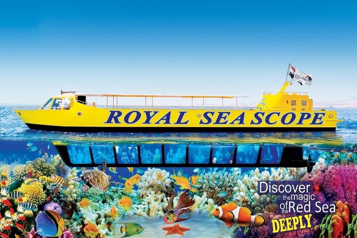 un vaixell groc a l'oceà al costat d'un escull de corall