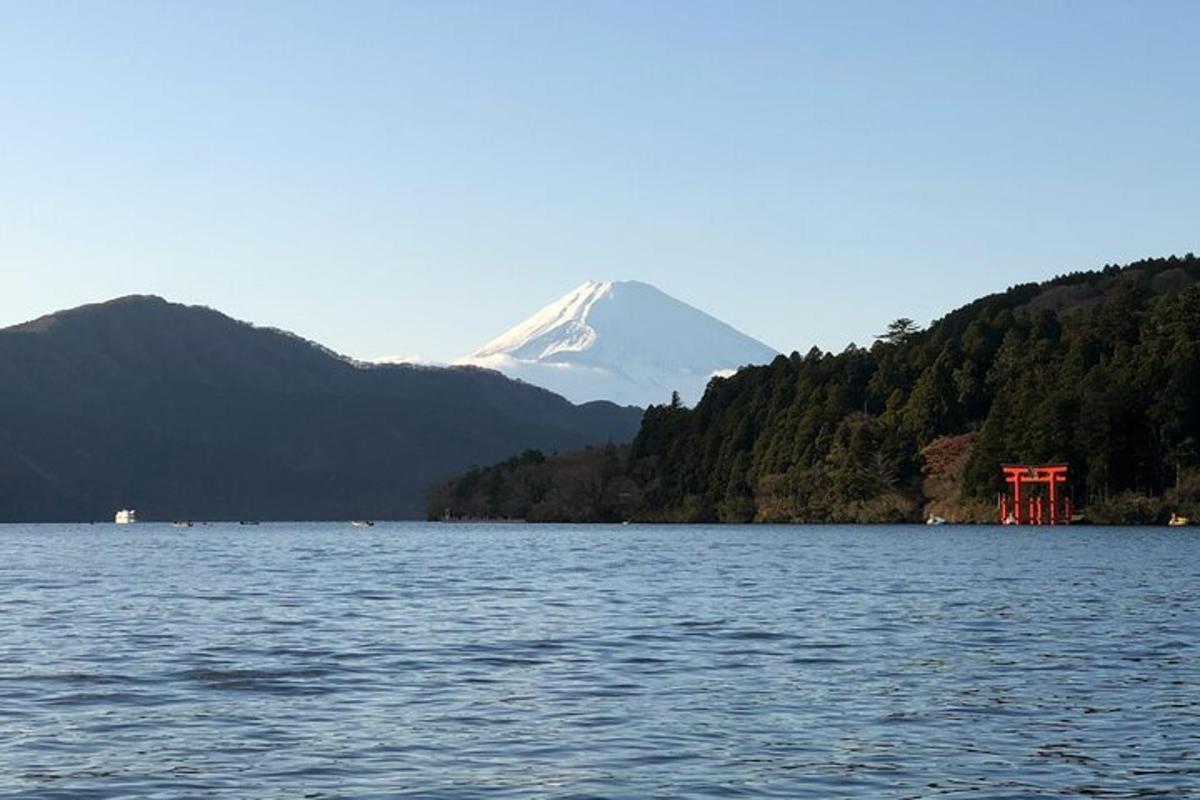 una montagna in lontananza con un grande specchio d'acqua