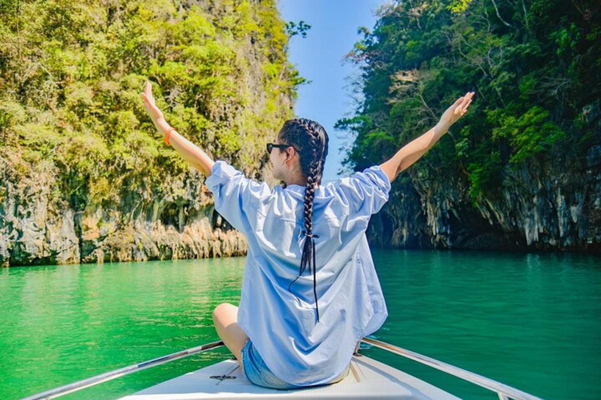 um homem está sentado em um barco na água