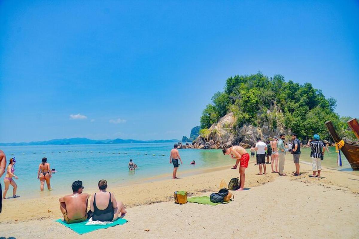 μια ομάδα ανθρώπων που κάθονται σε μια παραλία