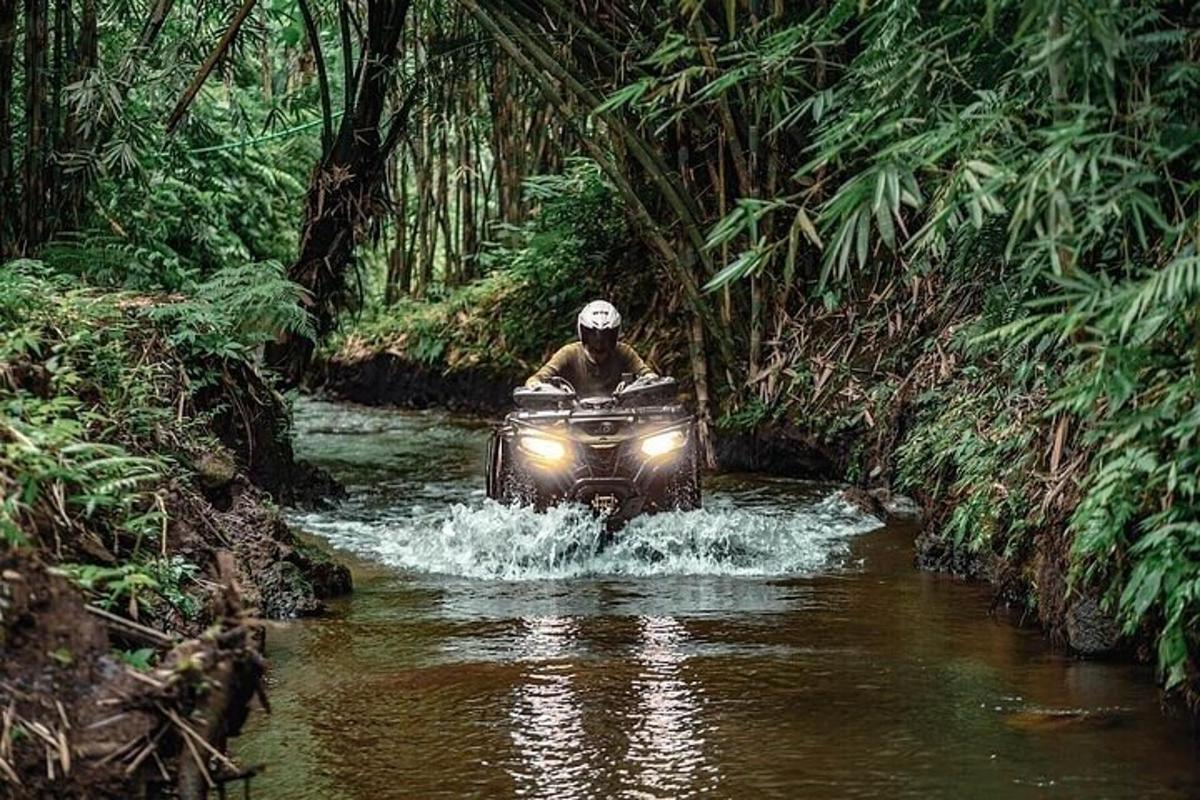 seseorang yang menaiki kenderaan melalui sungai