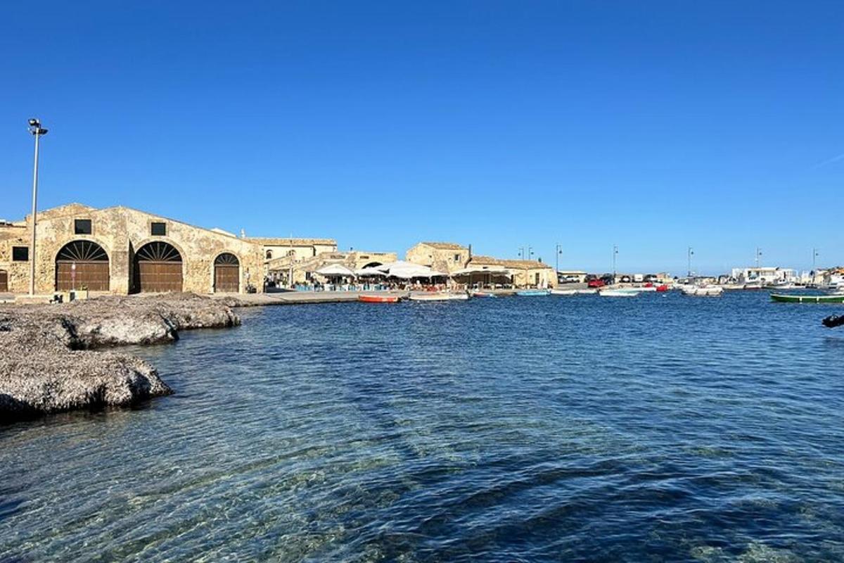 suur veekogu, mille taustal on hooned