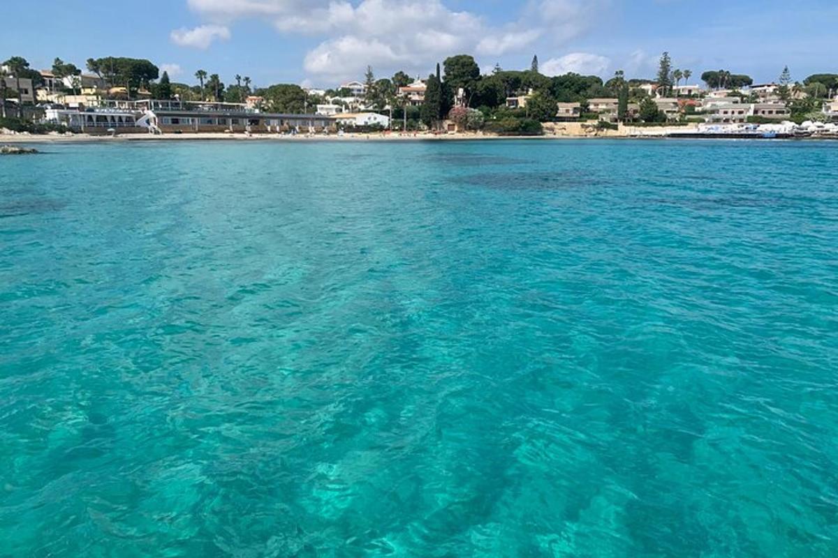 un grande specchio d'acqua con una spiaggia sullo sfondo