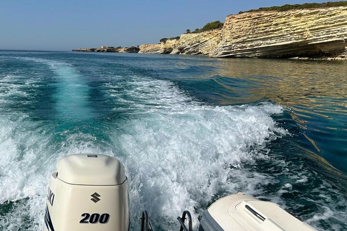 una barca in acqua su uno specchio d'acqua