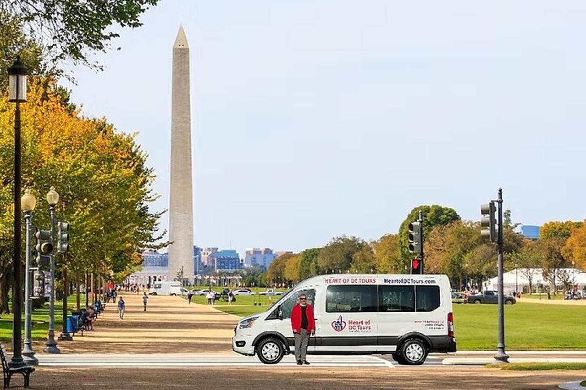 mees seisab kaubiku ees Washingtoni monumendi ees