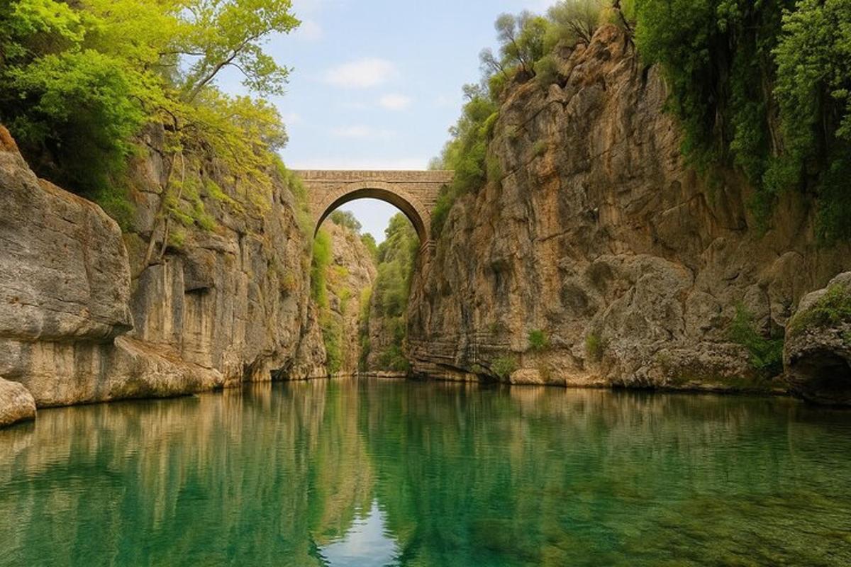 un ponte sopra un fiume vicino a una montagna