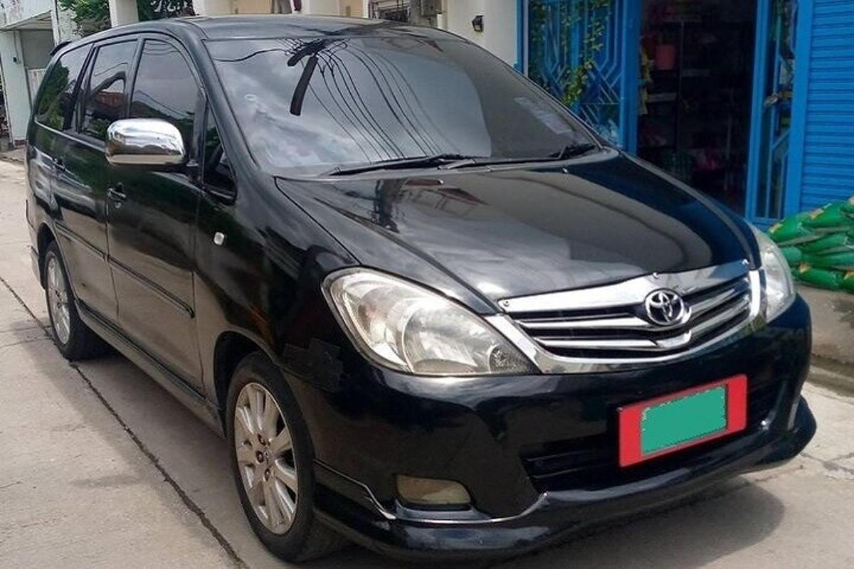 černý minivan zaparkovaný na ulici