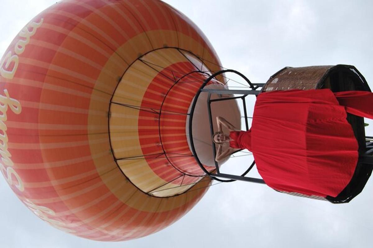 una grande mongolfiera che vola nel cielo
