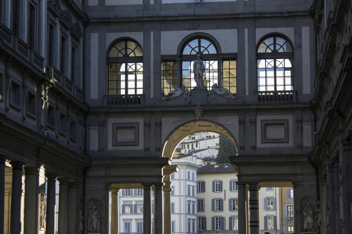 un edifici amb un arc i un edifici al fons