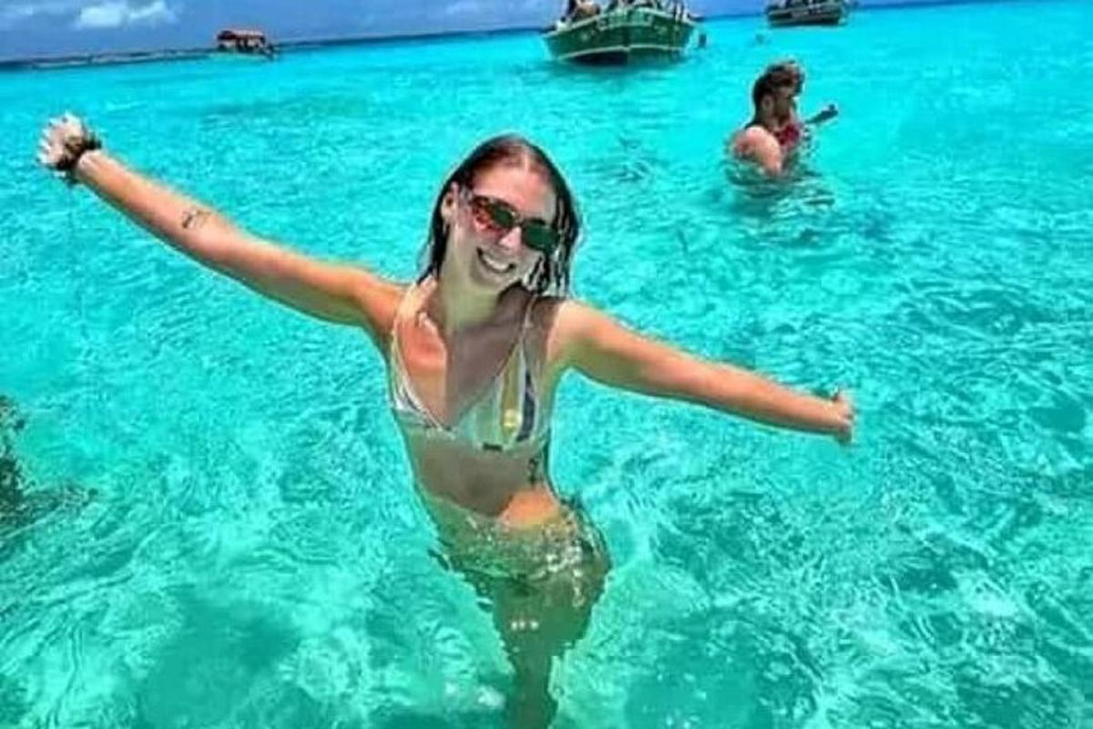 μια γυναίκα στο νερό με τα χέρια της απλωμένα