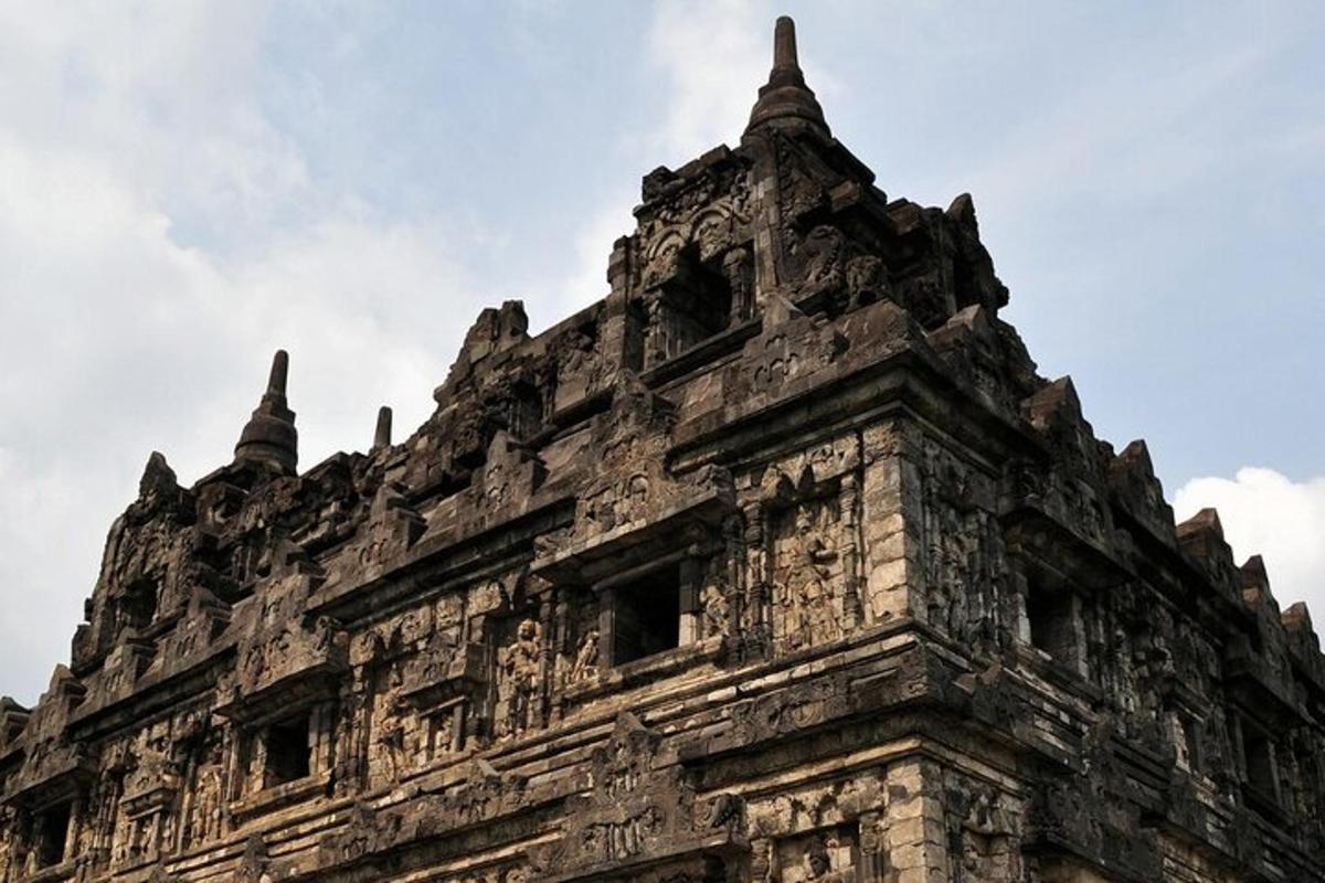 bangunan batu lama dengan latar belakang langit