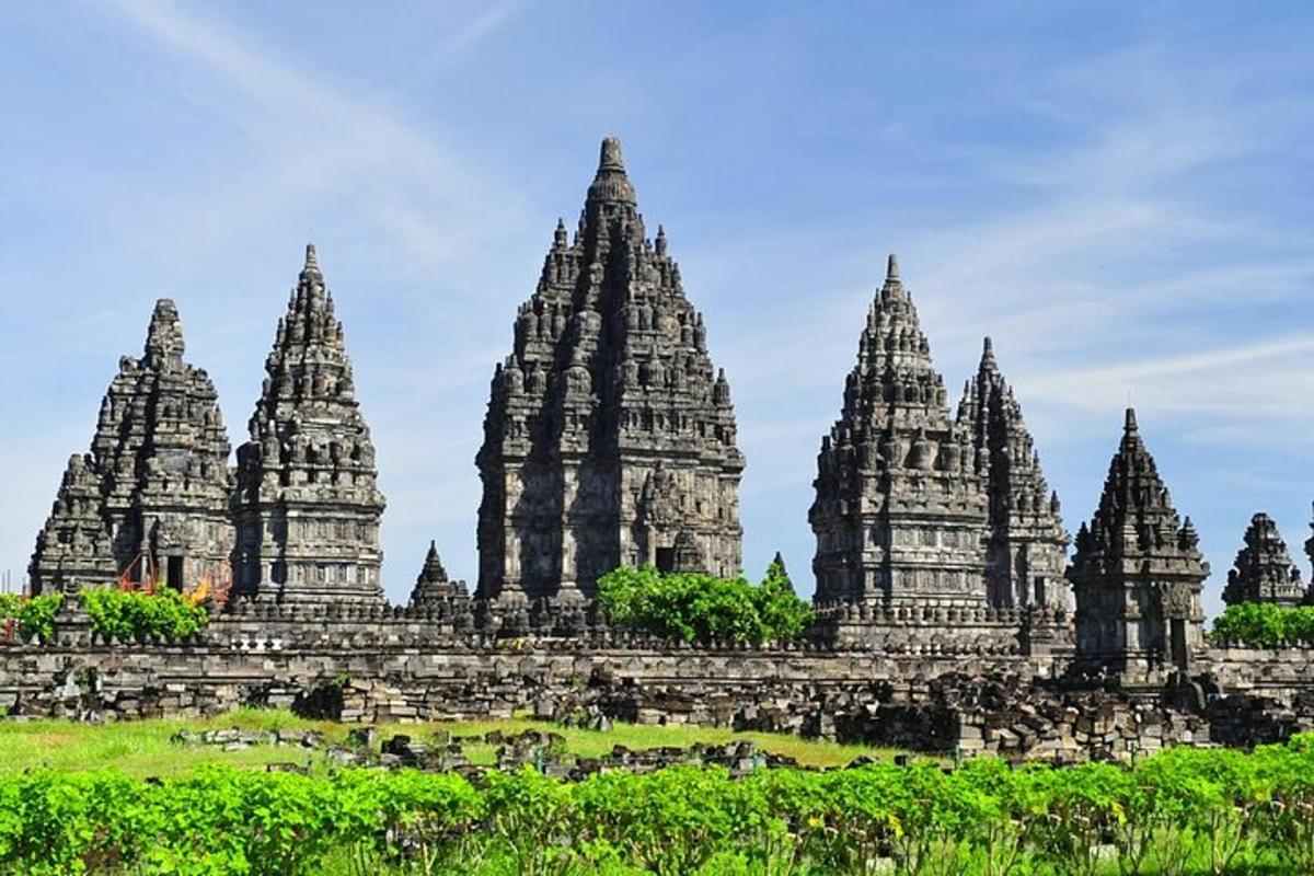 sekumpulan kuil di kejauhan