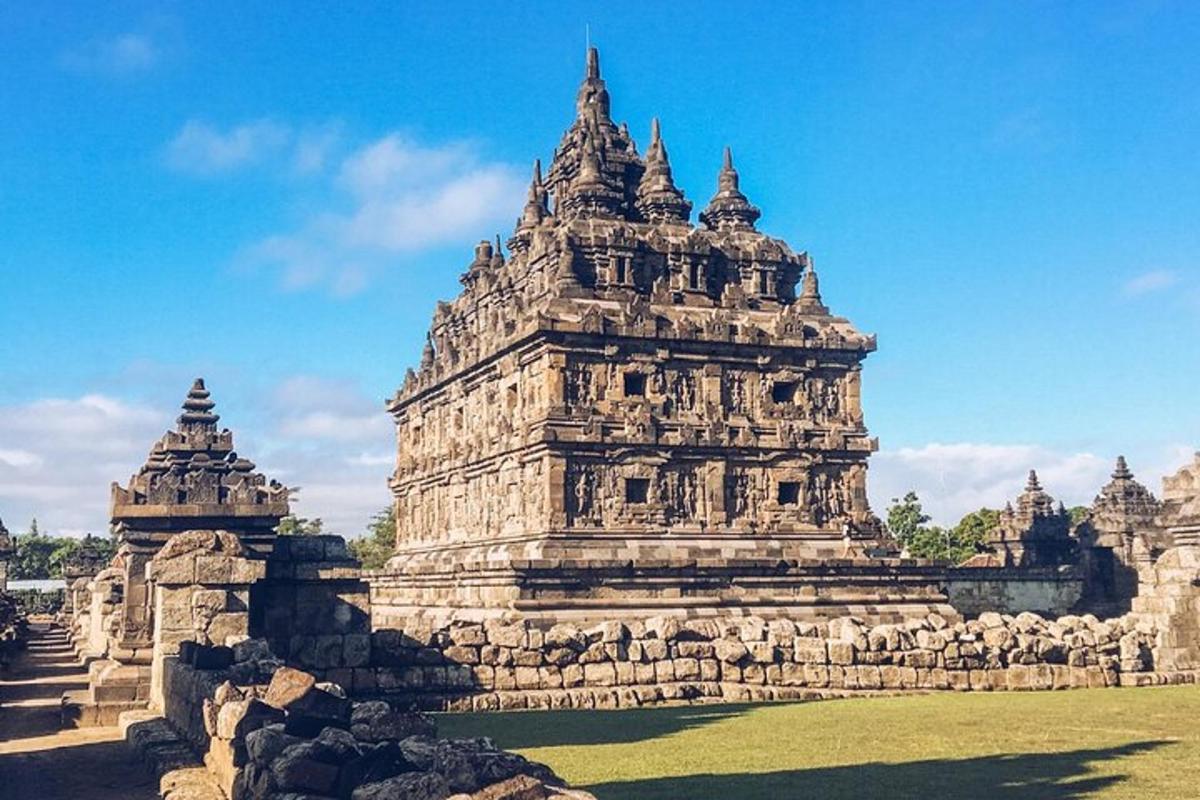 sebuah bangunan batu besar dengan latar belakang langit biru