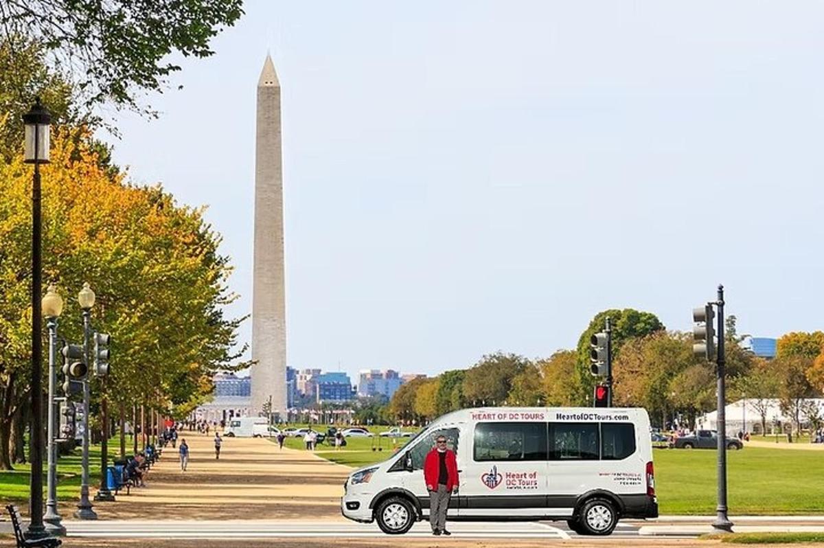 mies seisoo pakettiauton vieressä Washington Monumentin edessä