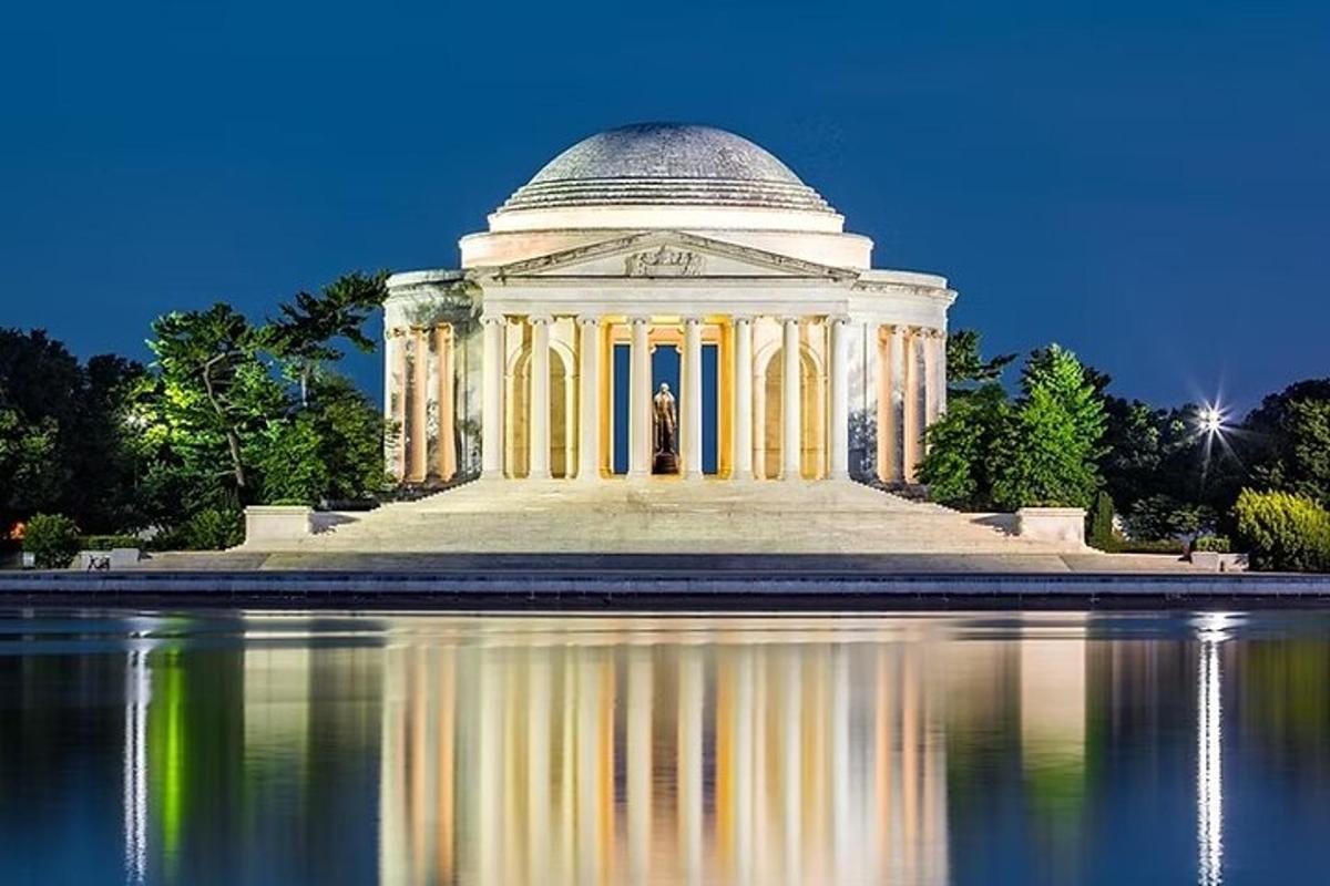 un grand bâtiment avec un reflet dans l'eau
