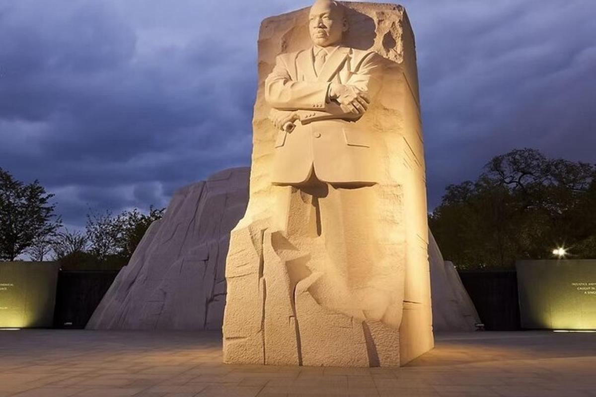 une statue d'un homme debout sur un mur