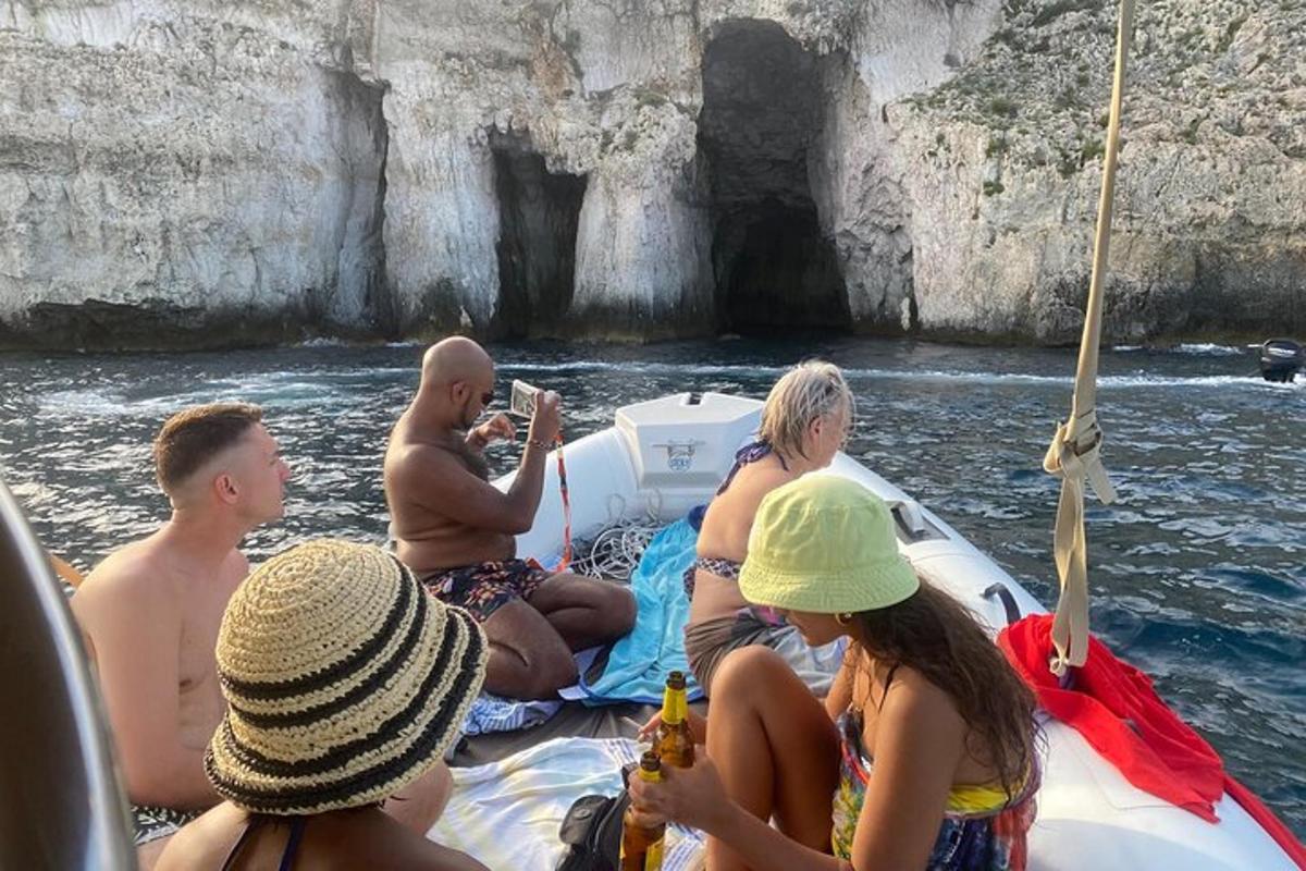 skupina lidí sedících na lodi ve vodě