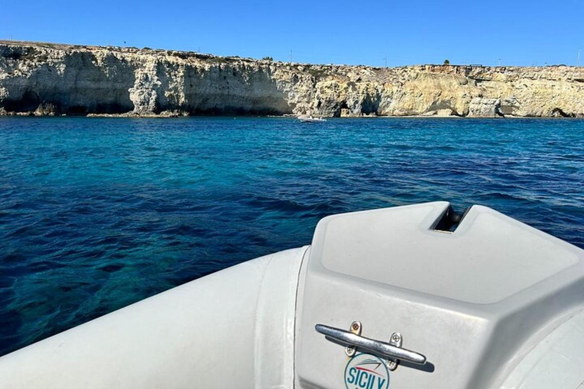 θέα στον ωκεανό από την πλώρη ενός σκάφους