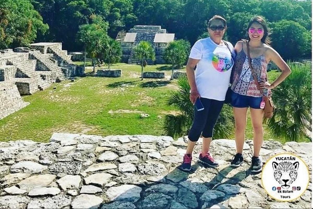due donne in piedi in cima a una parete rocciosa