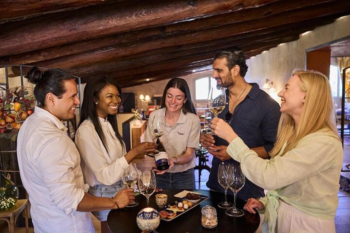 um grupo de pessoas em pé ao redor de uma mesa com taças de vinho