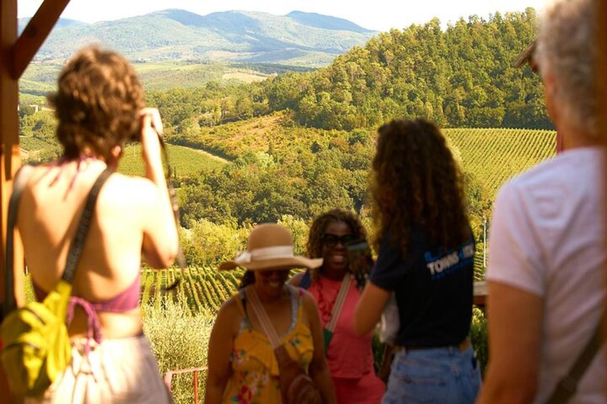 un gruppo di persone in piedi sulla cima di una montagna